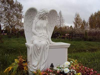 Памятник в виде ангела на могилу