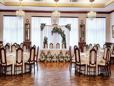 Оформить красивый свадебный зал
