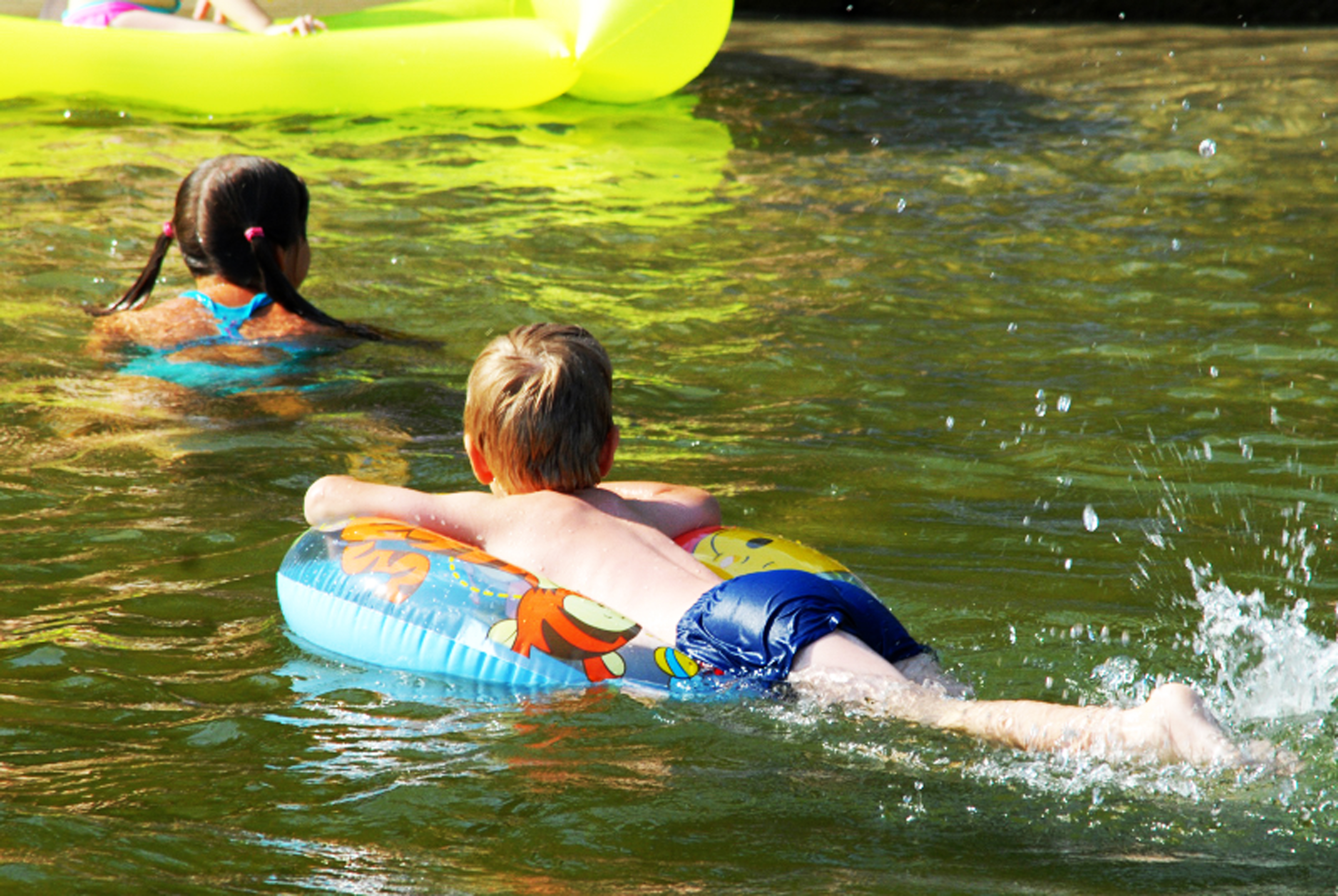 Зеленый купаться. Лето купание. Ребенок плавает в водоеме. Дети купаются в озере. Река для детей.
