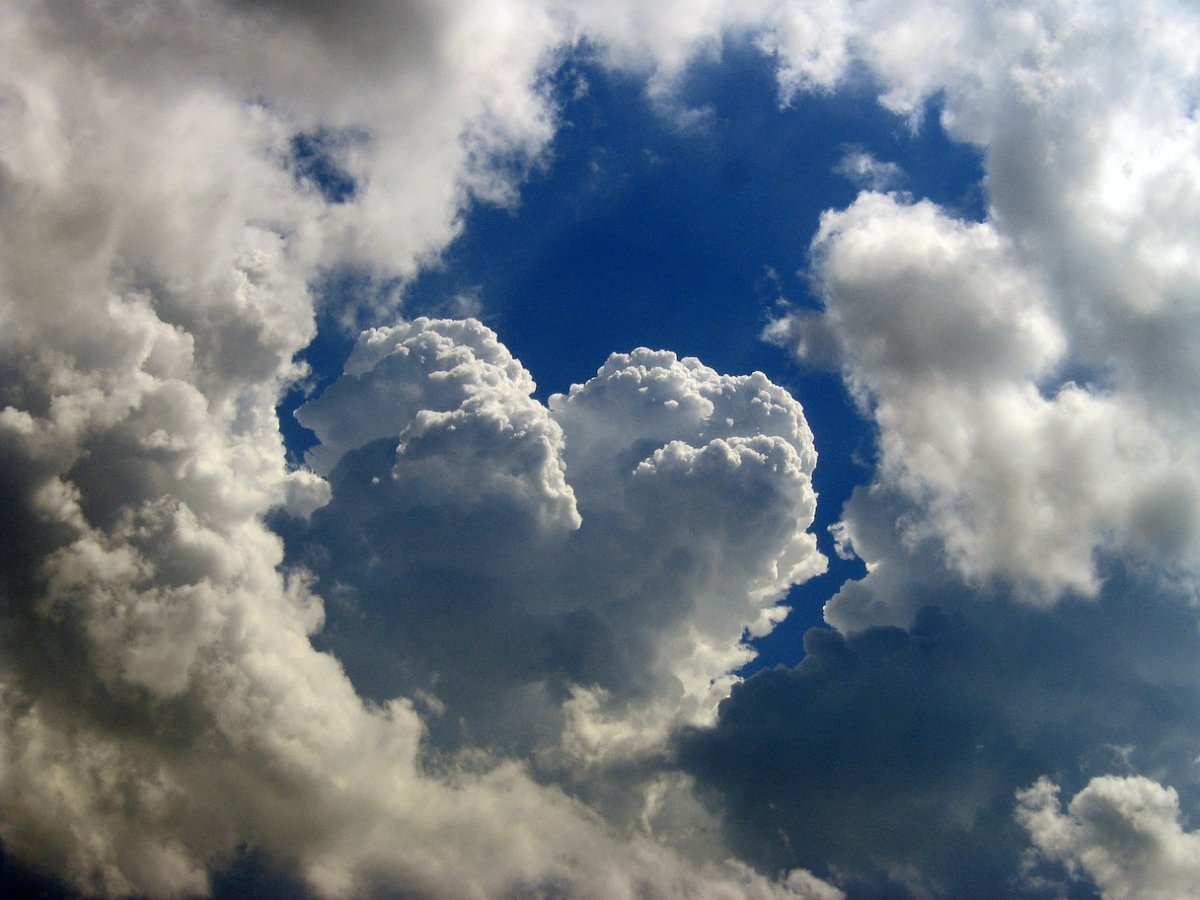 В небе слышалось сильное жужжание. Облака. Красивые облака. Облако в виде сердца. Пушистые облака.
