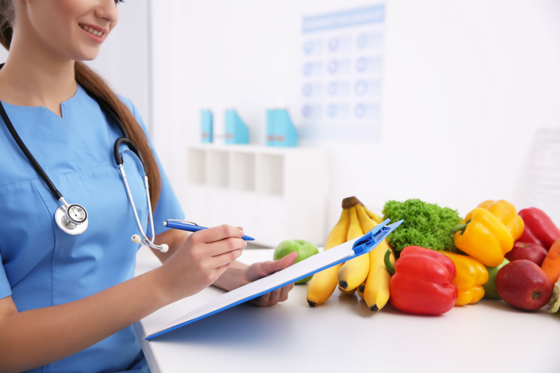 Медицинское обслуживание и организация питания. Медсестра с едой. Врач и еда. Лечебное питание. Консультация диетолога.