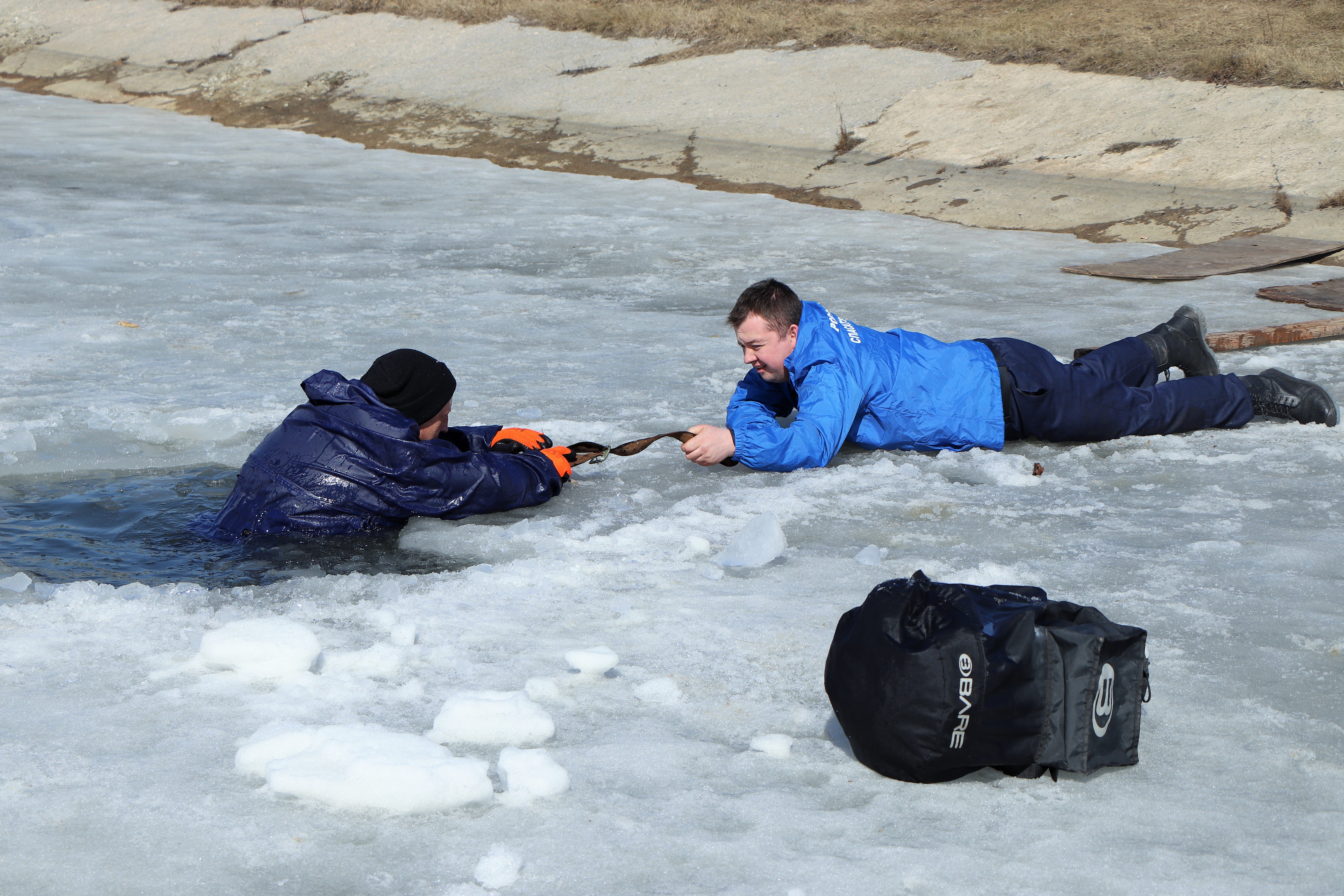 По тонкому льду 2 5. Тонкий лед. Опасный лед. Тонкий лёд на реке. Человек провалился под лед.