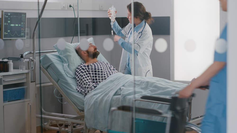 На картинке изображен лежачий пациент на медицинской кровати.